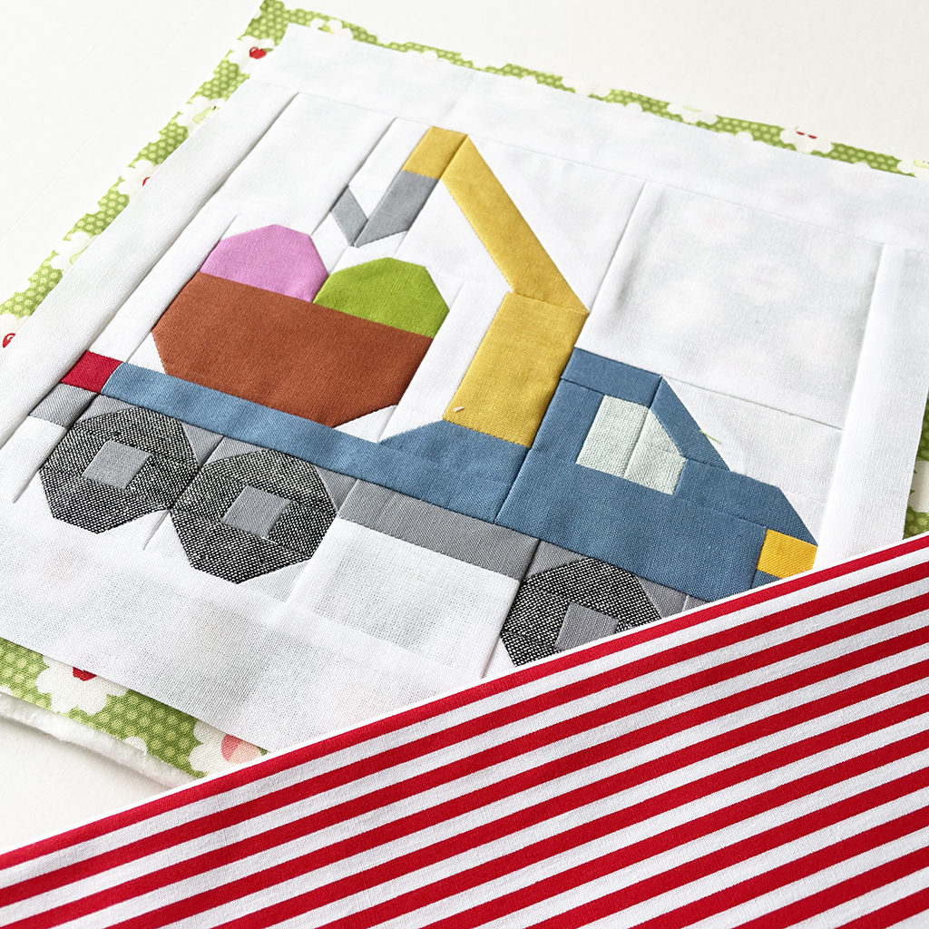 Vehicle Quilt Block Abschleppwagen und rot-weiß gestreiftem Bindingstoff auf weißem Hintergrund