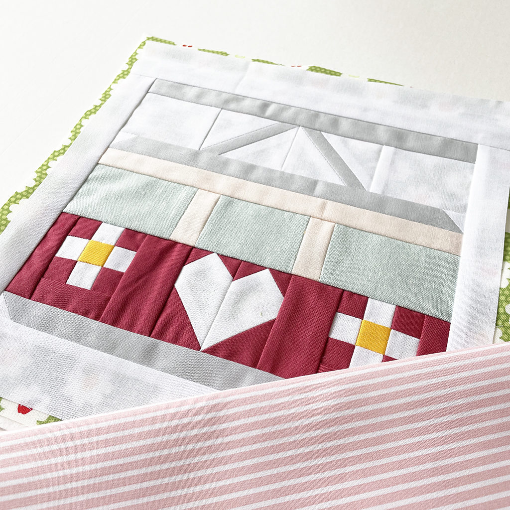 Vehicle Quilt Block Gondel und rosa-weiß gestreiftem Bindingstoff auf weißem Hintergrund