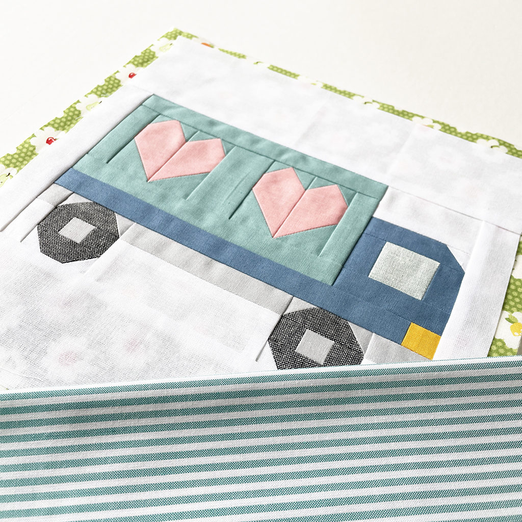 Vehicle Quilt Block Lastwagen und türkis-weiß gestreiftem Bindingstoff auf weißem Hintergrund