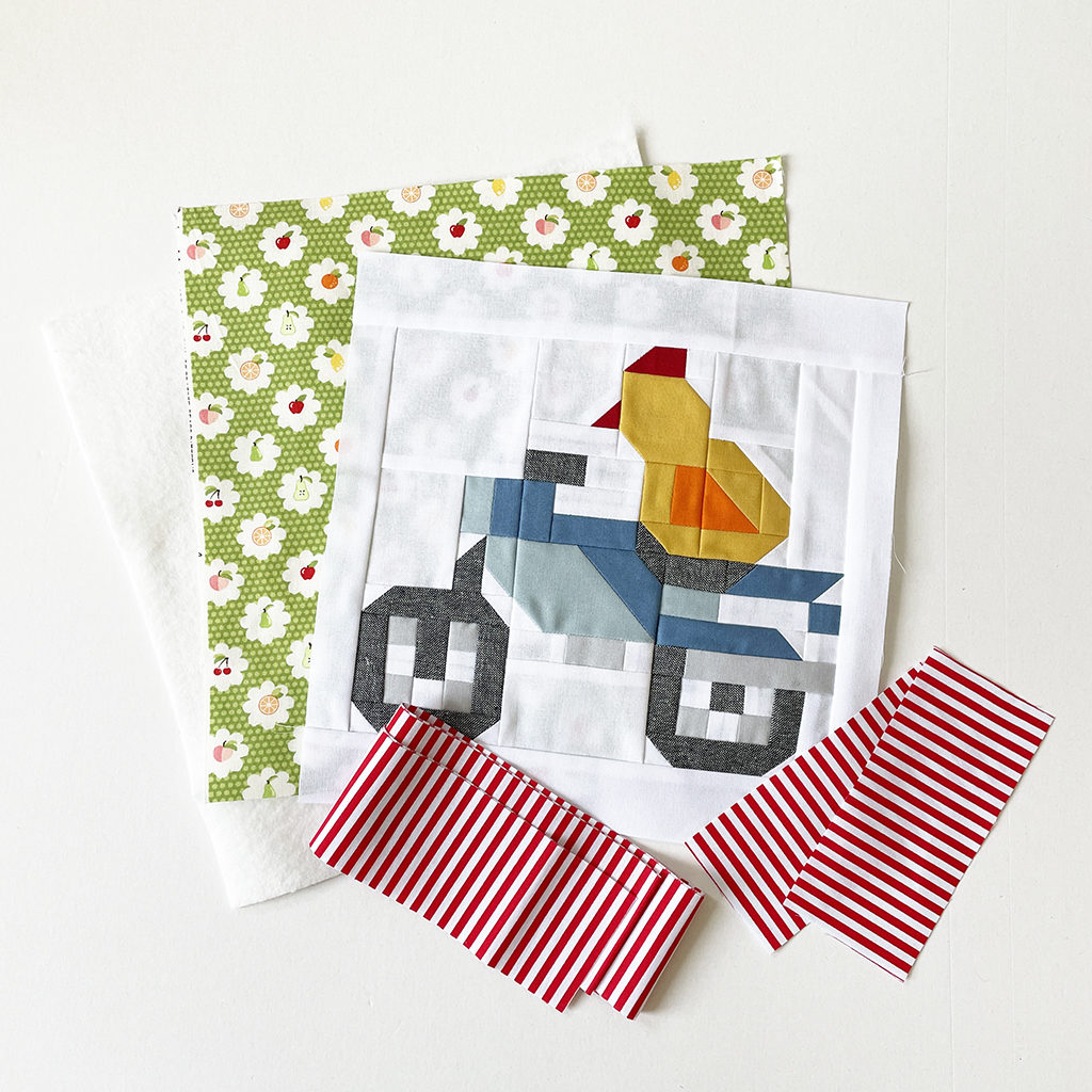 Ostergeschenke Topflappen Vehicle Quilt Block Motorrad mit Küken Schritt für Schritt Anleitung auf weißem Hintergrund Binding auf Block