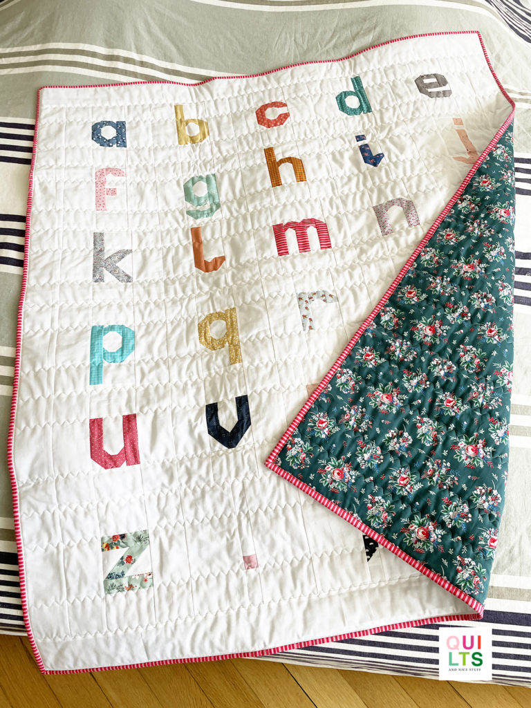 Letter Quilt gequiltet auf Bett drapiert