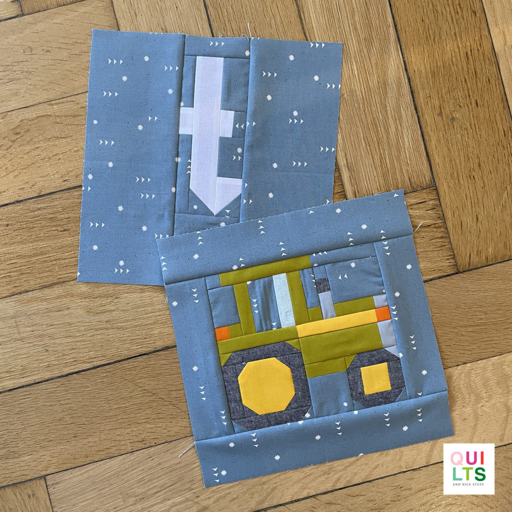 Letter-Vehicle Quilt letter block t und vehicle block tractor liegt auf Parkett 