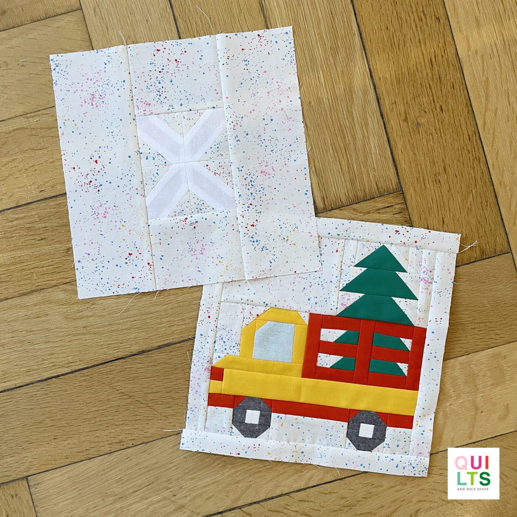 Letter-Vehicle Quilt letter block x und vehicle block x-mas truck liegt auf Parkett 