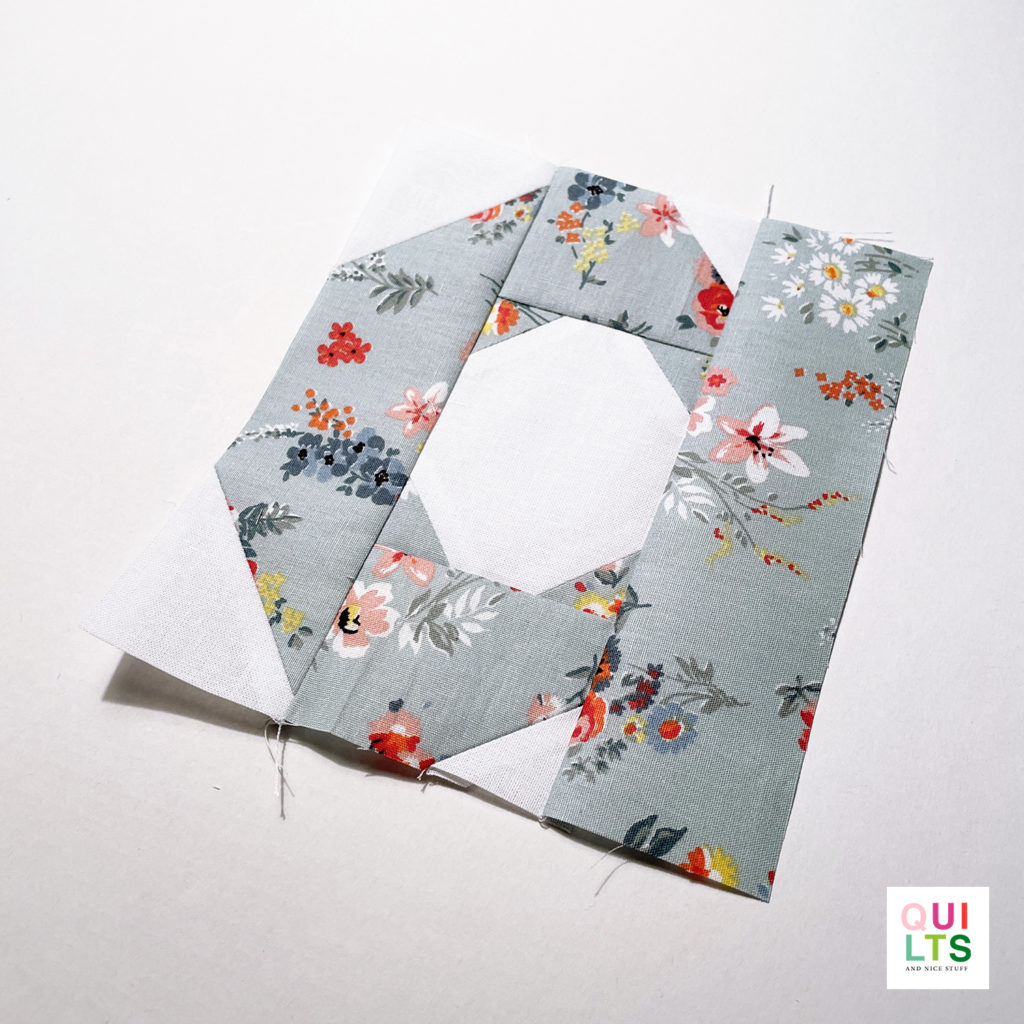 Letter Quilt Block Buchstabe a liegt auf weißem Hintergrund