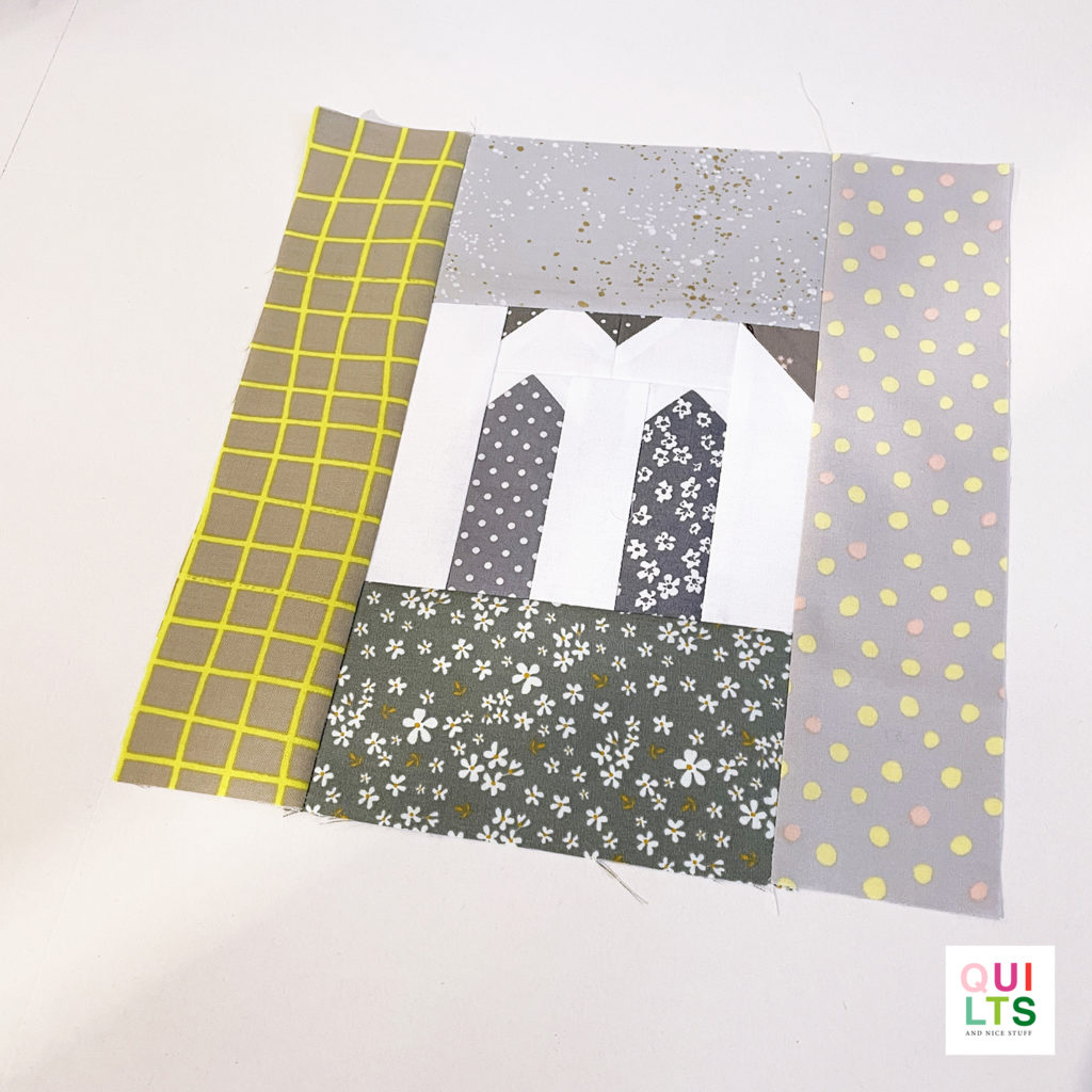 Scrappy Letter Quilt Block m auf weiß