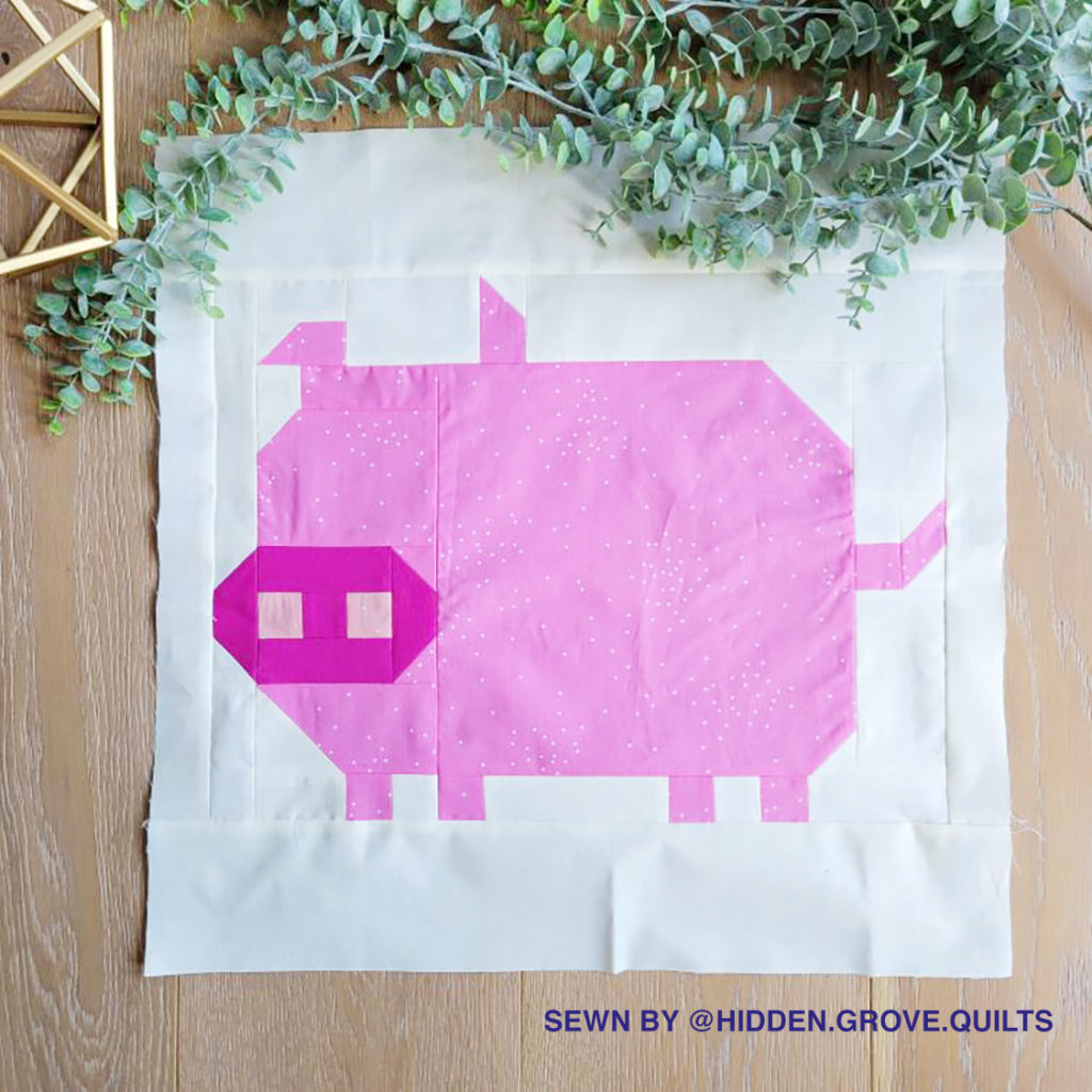 Schwein Animal Quilt Block von einer Testnäherin auf Holz drapiert 