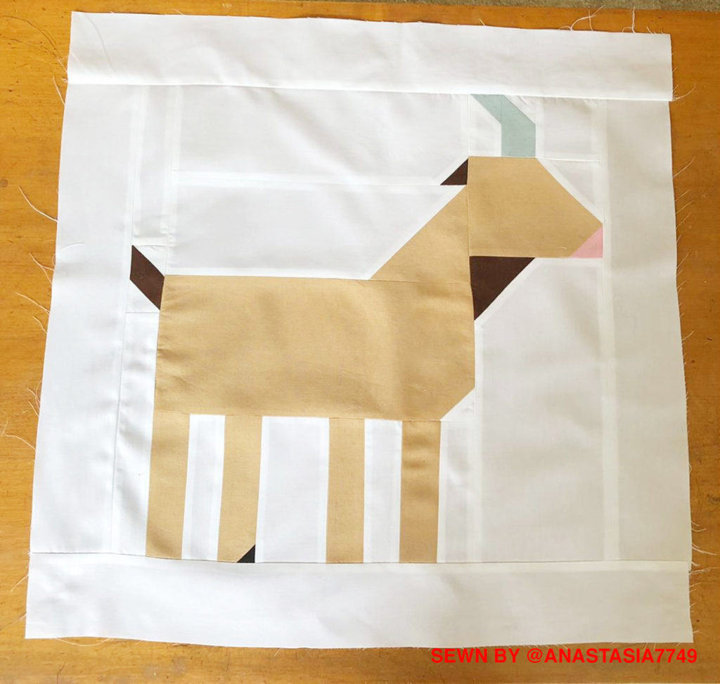 Ziege Animal Quilt Block von einer Testnäherin auf Holz drapiert 