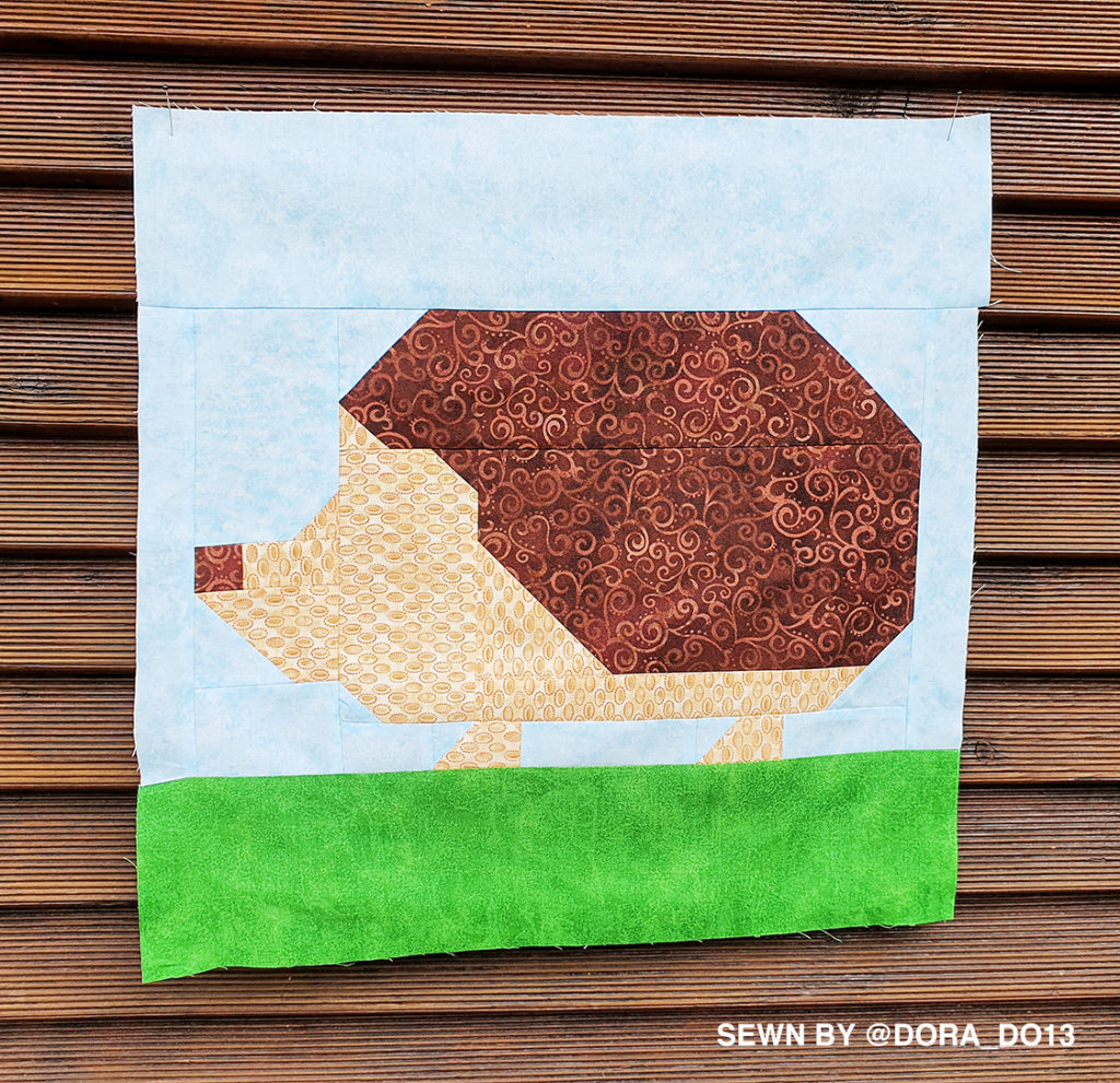 Igel Animal Quilt Block von einer Testnäherin vor brauner Holzwand