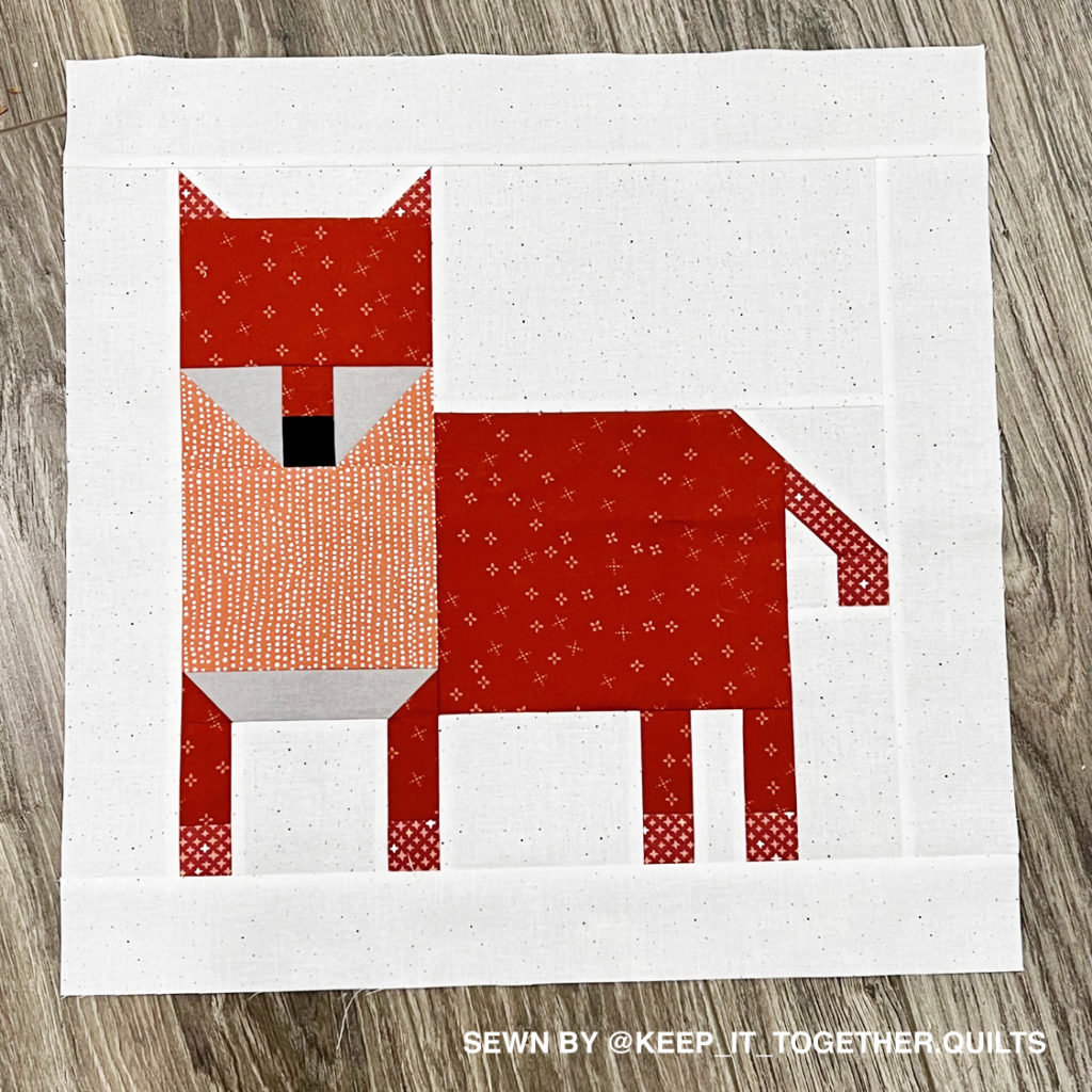 Fuchs Animal Quilt Block von einer Testnäherin auf Holz drapiert 