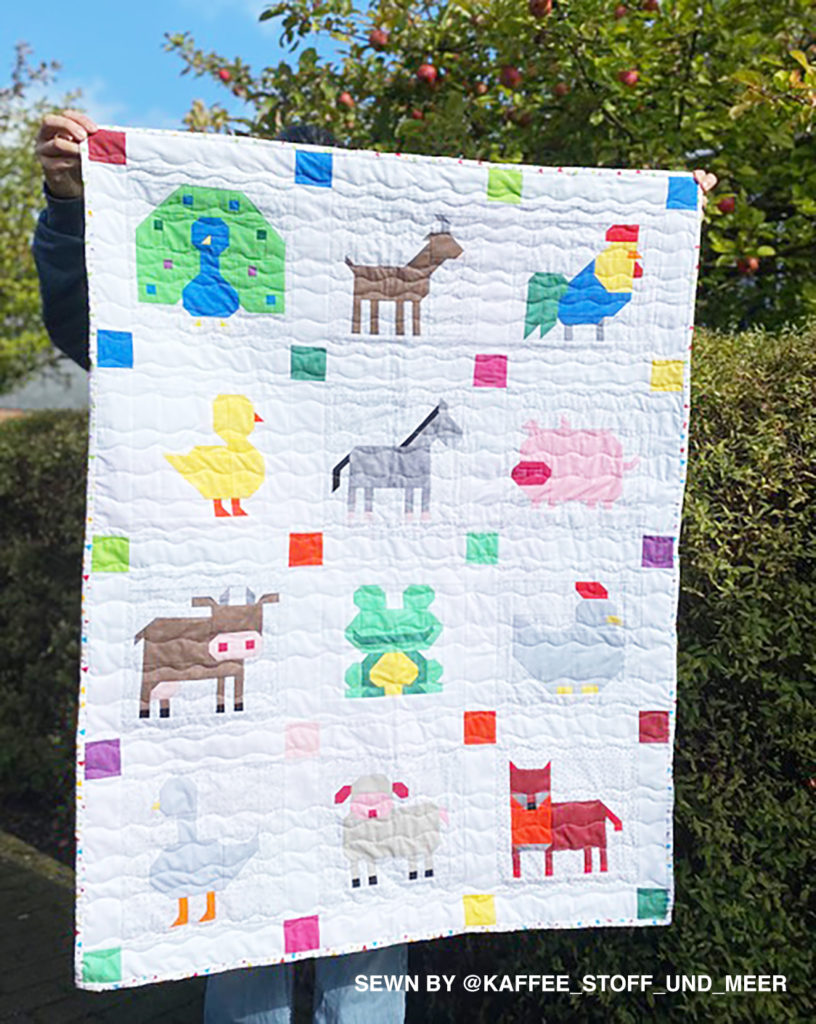 3x4 Block Animal Quilt hochgehalten in einem Garten