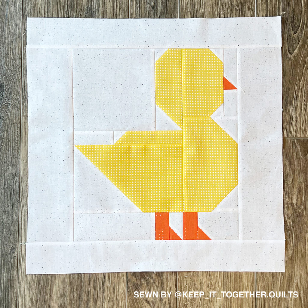 Küken Animal Quilt Block von einer Testnäherin auf Holz drapiert 