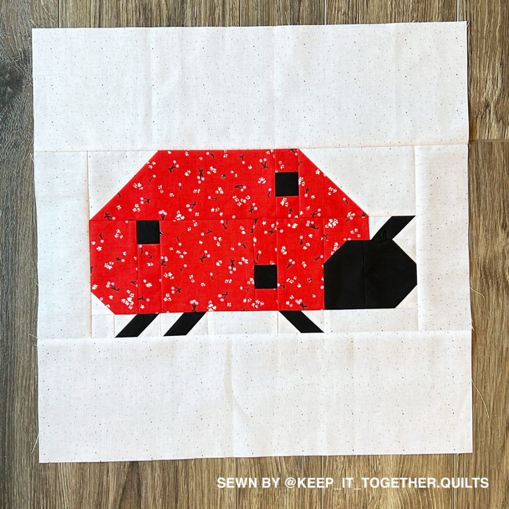 Marienkäfer Animal Quilt Block von einer Testnäherin auf Holz drapiert 