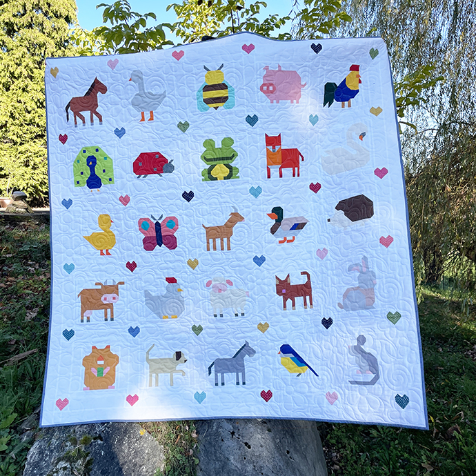 Kopletter Animal Quilt hochgehalten im Garten