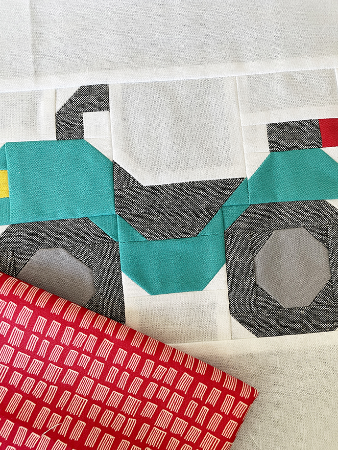 Quad Quilt Block im Anschnitt mit rotem Stoffstück
