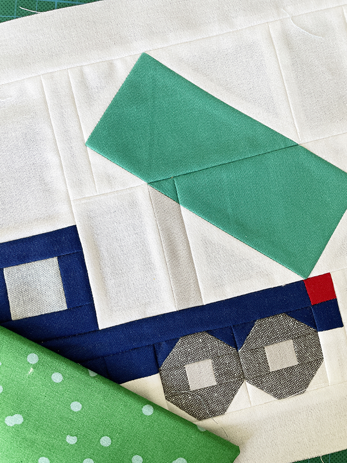 Kipplaster Quilt Block im Anschnitt mit grünem Stoffstück