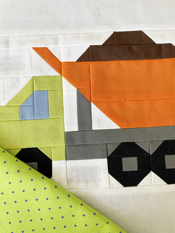 Muldenkipper Quilt Block im Anschnitt mit grünem Stoffstück 