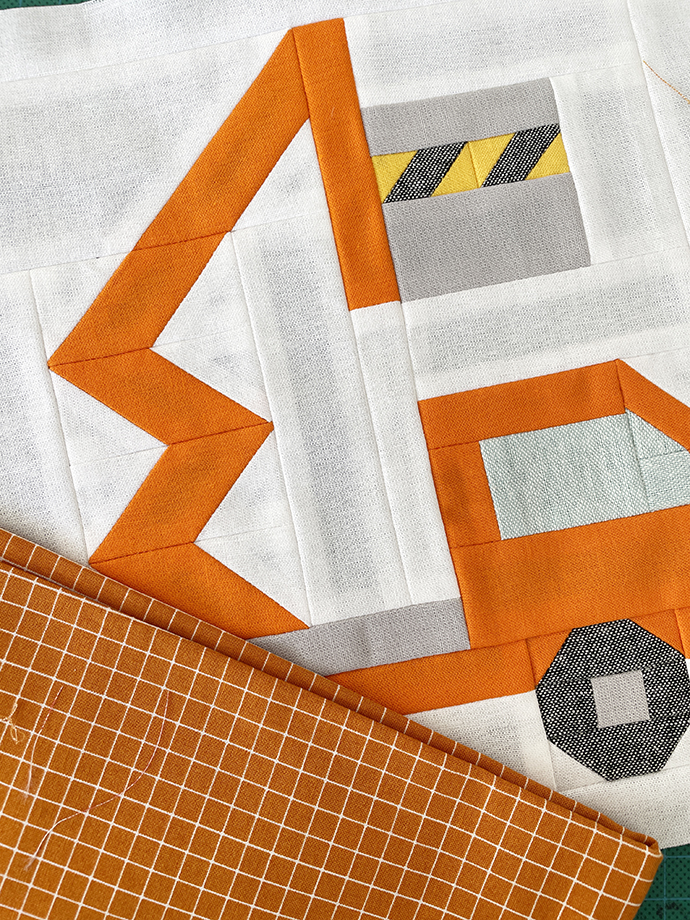 Hebebühne Quilt Block im Anschnitt mit braunem Stoffstück