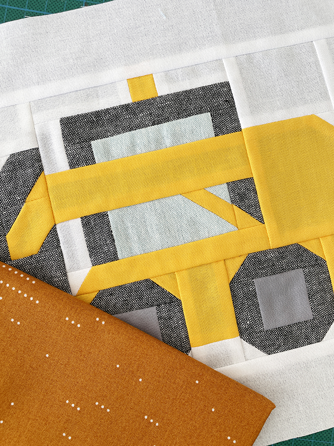 Kompaktlader Quilt Block im Anschnitt mit braunem Stoffstück