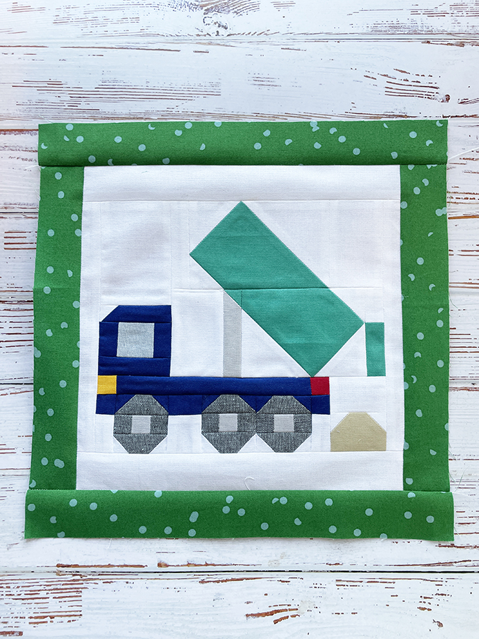 Kipplaster Quilt Block mit angenähten Seitenstücken