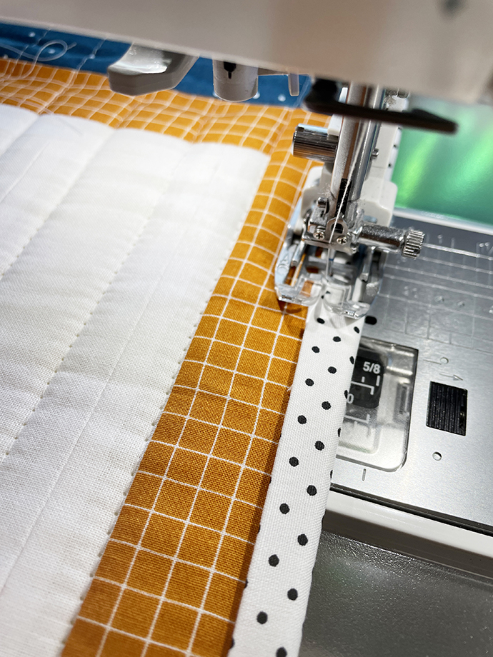 Close up Annähen weisses Binding mit Punkten