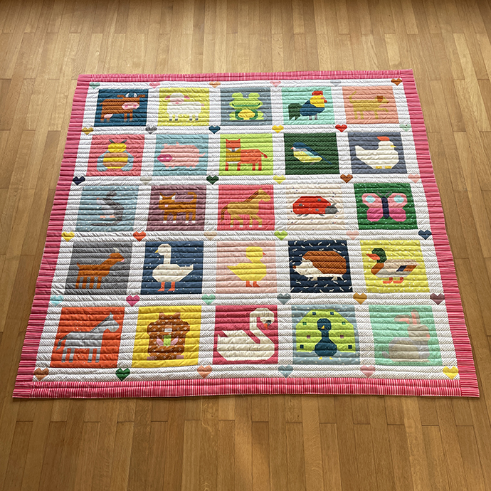 Kompletter Animal Quilt auf braunen Parkettfußboden liegend ohne Binding