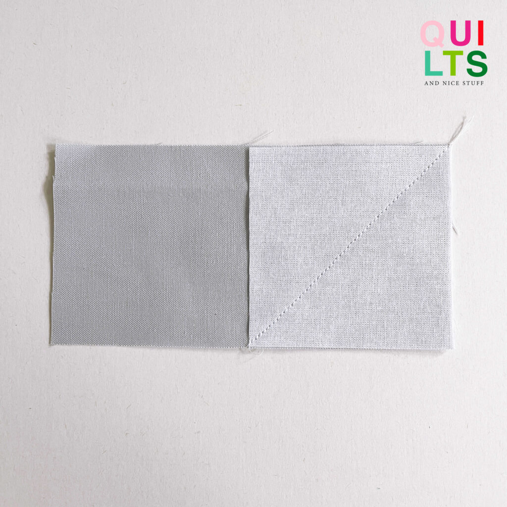 Schritt für Schritt Anleitung. Das Bild zeigt einen Schritt für das Nähen eines Straßen Quilt Blocks, 2 Einfahrten, es zeigt Stoffteile auf weißem Hintergrund.